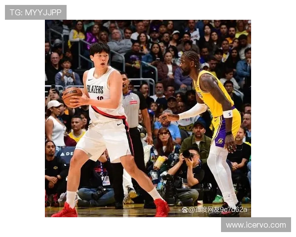 三球短暂出战15分钟高效表现三分球命中率50贡献11分2篮板3助攻